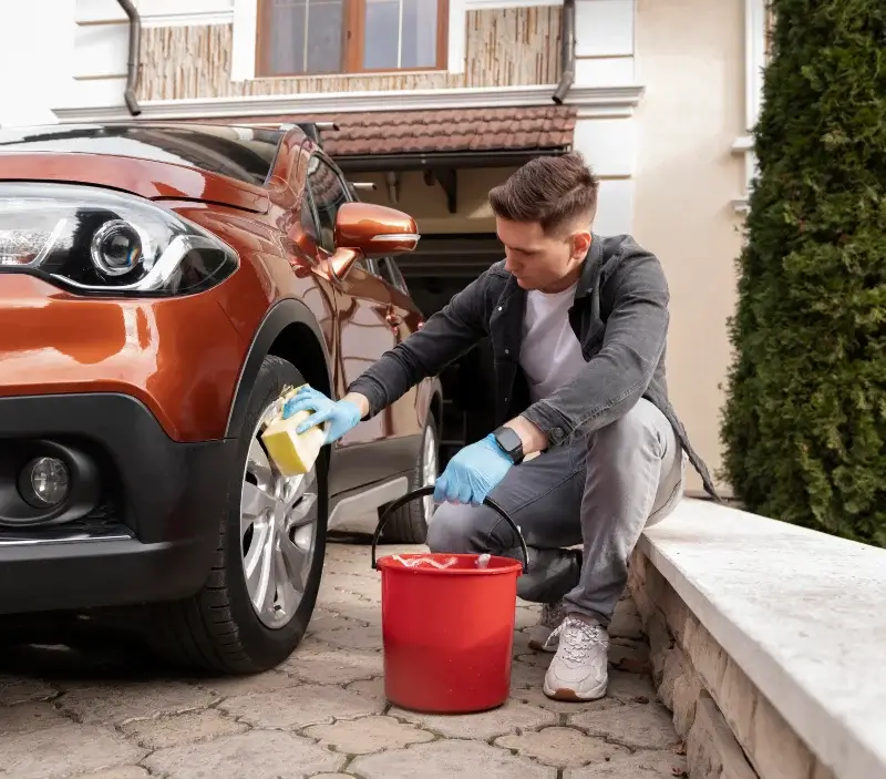 Lavage auto à domicile Branne : professionnel intervenant sur un véhicule